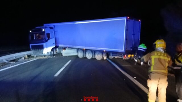 Imatge de l'accident amb el camió a l'Ametlla de Mar (Bombers)