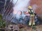 Un vehicle queda totalment calcinat en un incendi a Alcanar