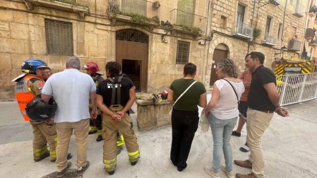 Imatge dels bombers al lloc de l'esfondrament al carrer Santa Anna (Ajuntament de Tortosa)
